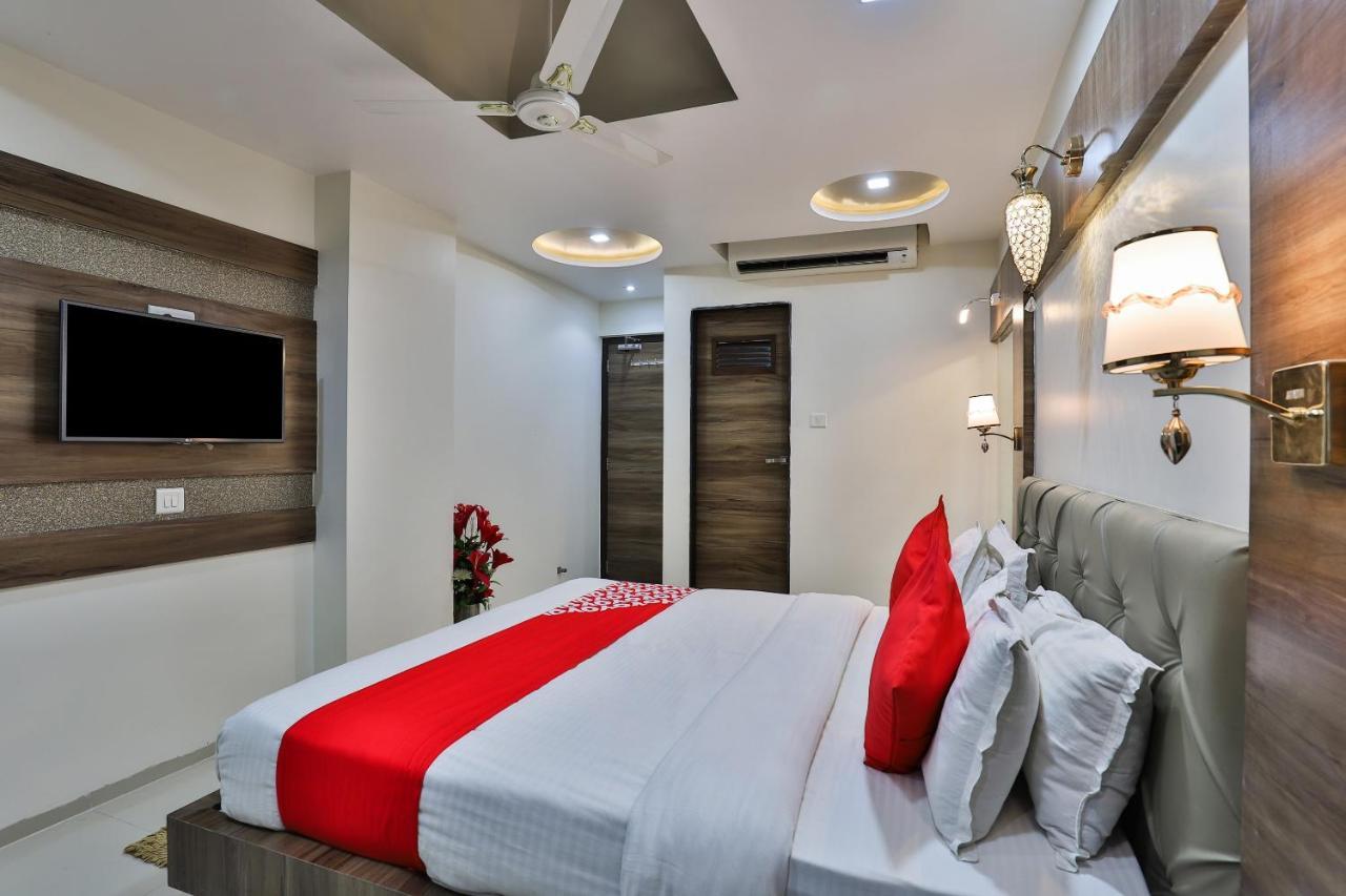 Collection O 7557 Hotel Shiv Kunj Exotica Naroda Экстерьер фото