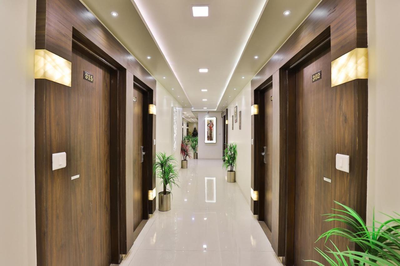 Collection O 7557 Hotel Shiv Kunj Exotica Naroda Экстерьер фото