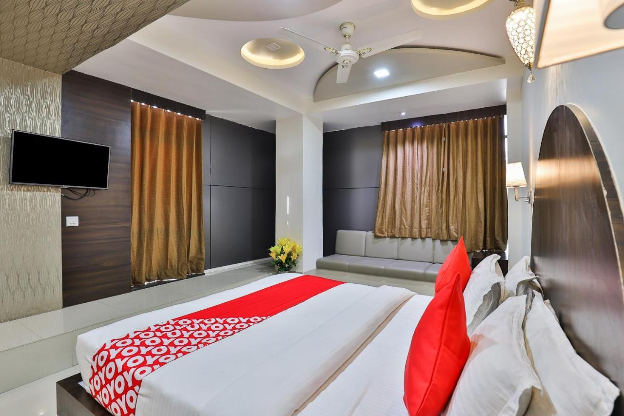 Collection O 7557 Hotel Shiv Kunj Exotica Naroda Экстерьер фото