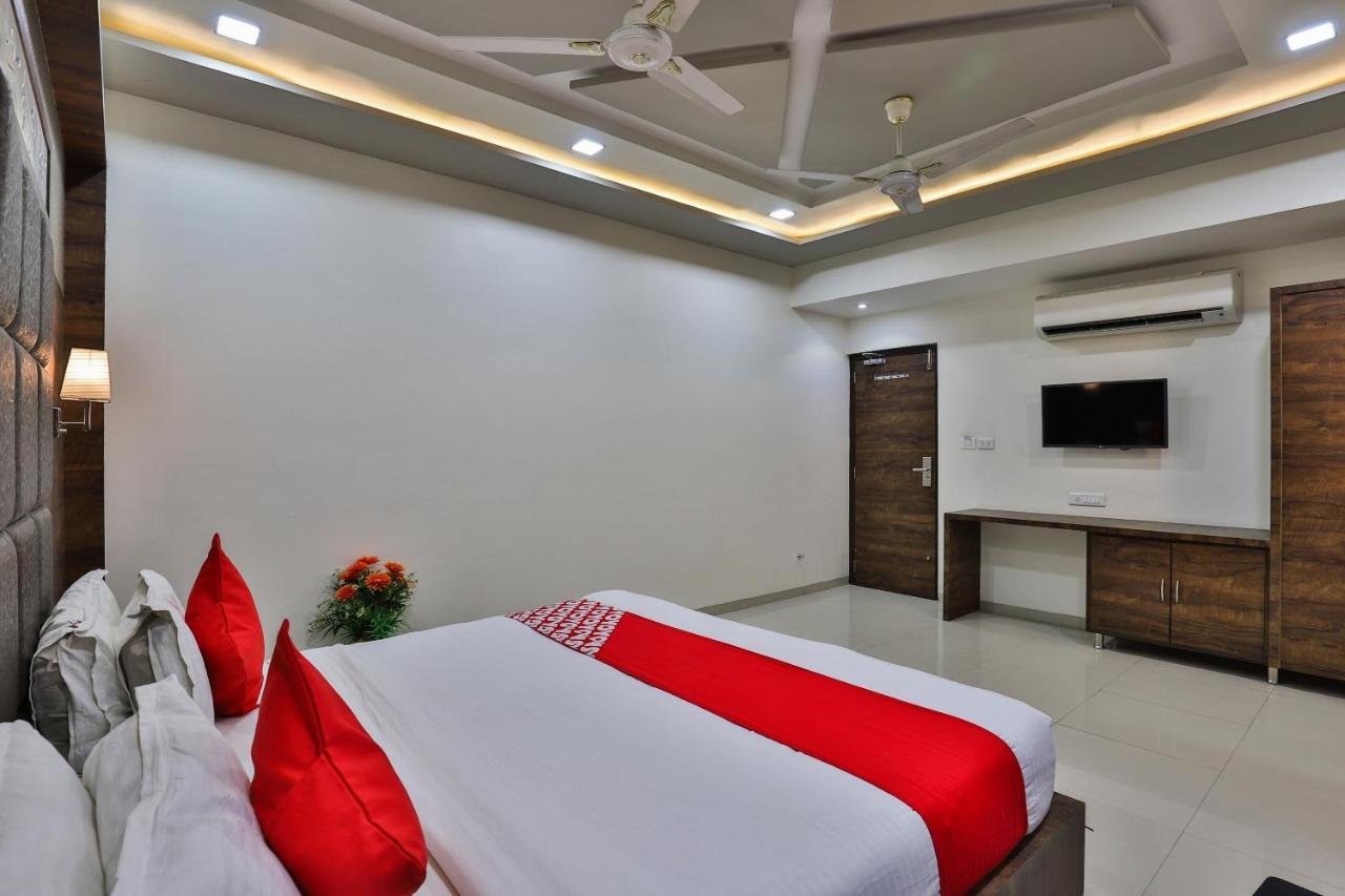 Collection O 7557 Hotel Shiv Kunj Exotica Naroda Экстерьер фото