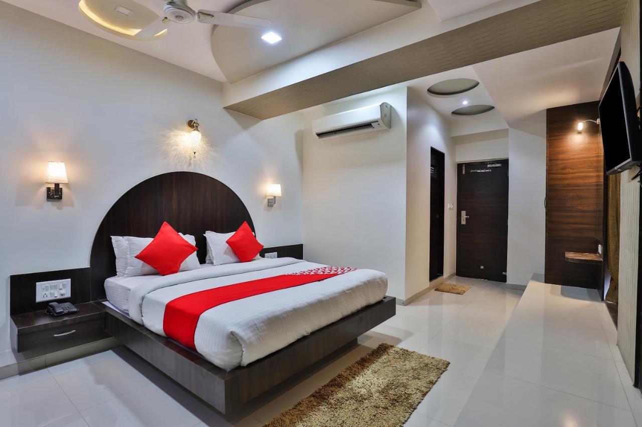 Collection O 7557 Hotel Shiv Kunj Exotica Naroda Экстерьер фото